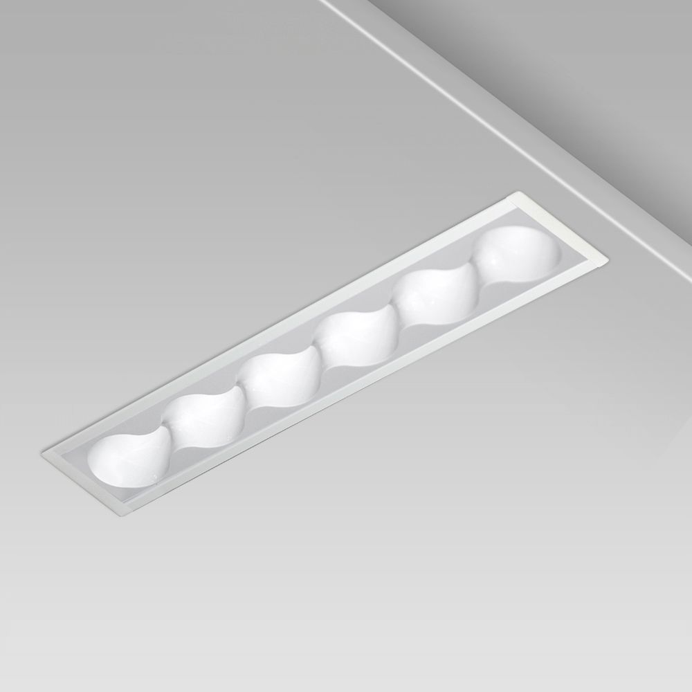 incasso a soffitto lineare per l'illuminazione di interni dall’eleganza minimalista, con cornice sporgente e ottica tonda bianca ad abbagliamento controllato